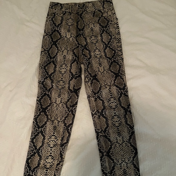 Zara pants. Size 2. Skinny. Fit tight and fitting - Picture 2 of 3